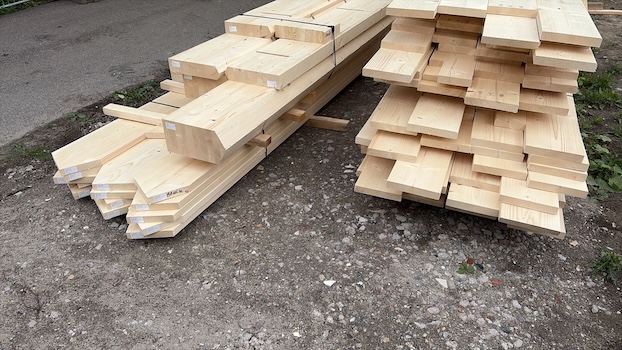Stapels met CNC gezaagd hout