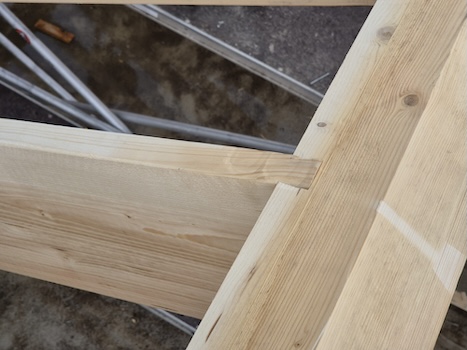 Detail van de zwaluwstaart nokligger